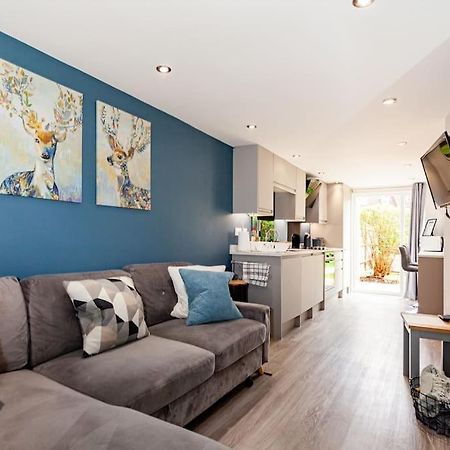 One Bedroom Apartment, Driveway, Bracknell Centre ภายนอก รูปภาพ