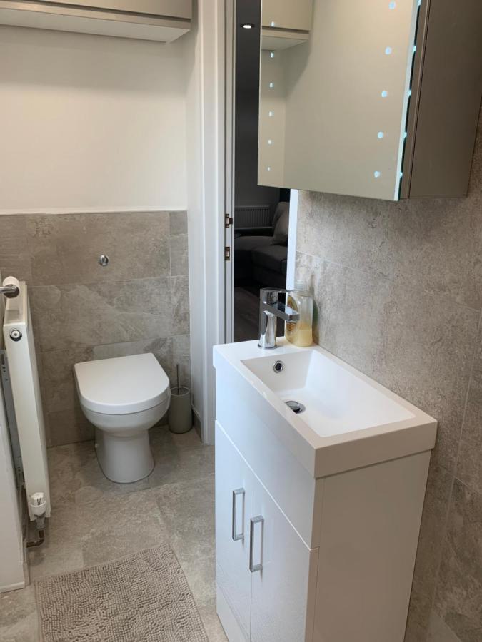 One Bedroom Apartment, Driveway, Bracknell Centre ภายนอก รูปภาพ
