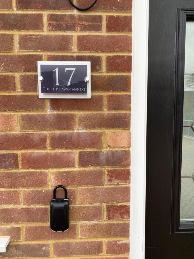 One Bedroom Apartment, Driveway, Bracknell Centre ภายนอก รูปภาพ