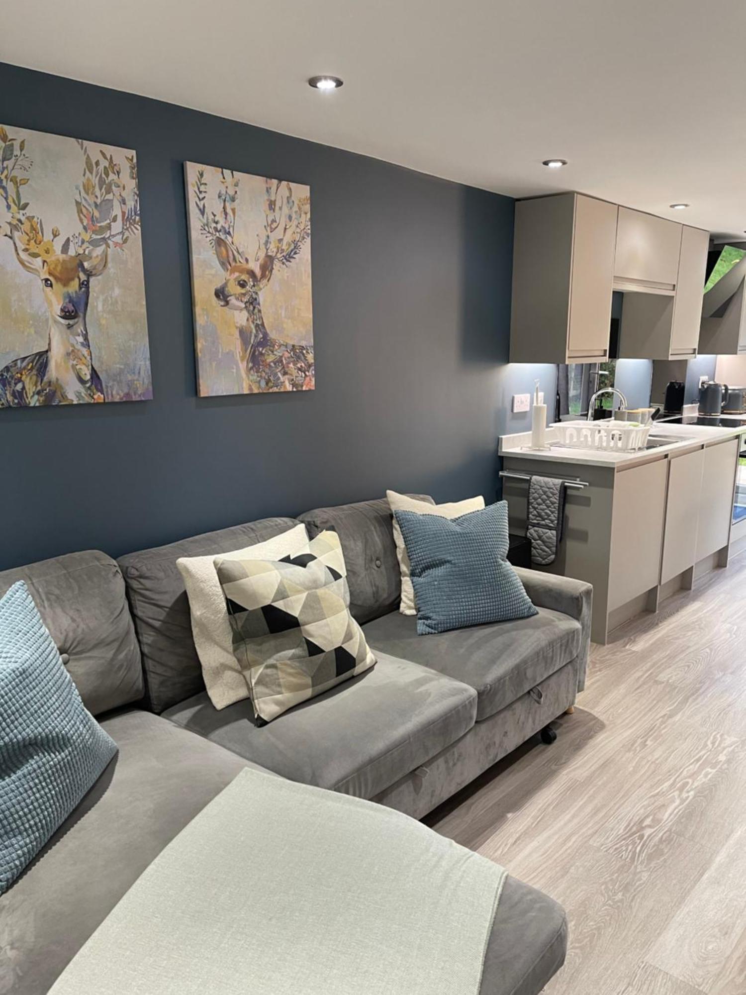 One Bedroom Apartment, Driveway, Bracknell Centre ภายนอก รูปภาพ