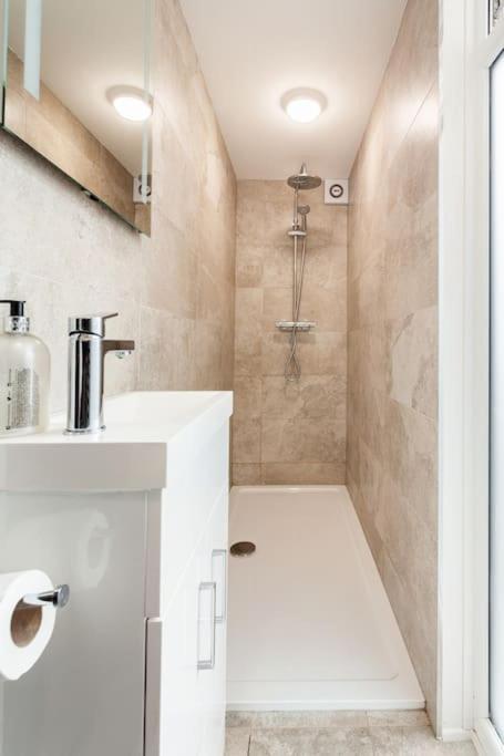 One Bedroom Apartment, Driveway, Bracknell Centre ภายนอก รูปภาพ