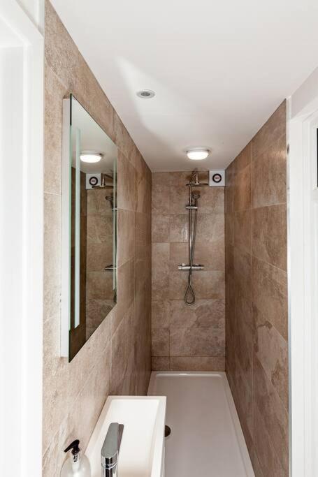 One Bedroom Apartment, Driveway, Bracknell Centre ภายนอก รูปภาพ
