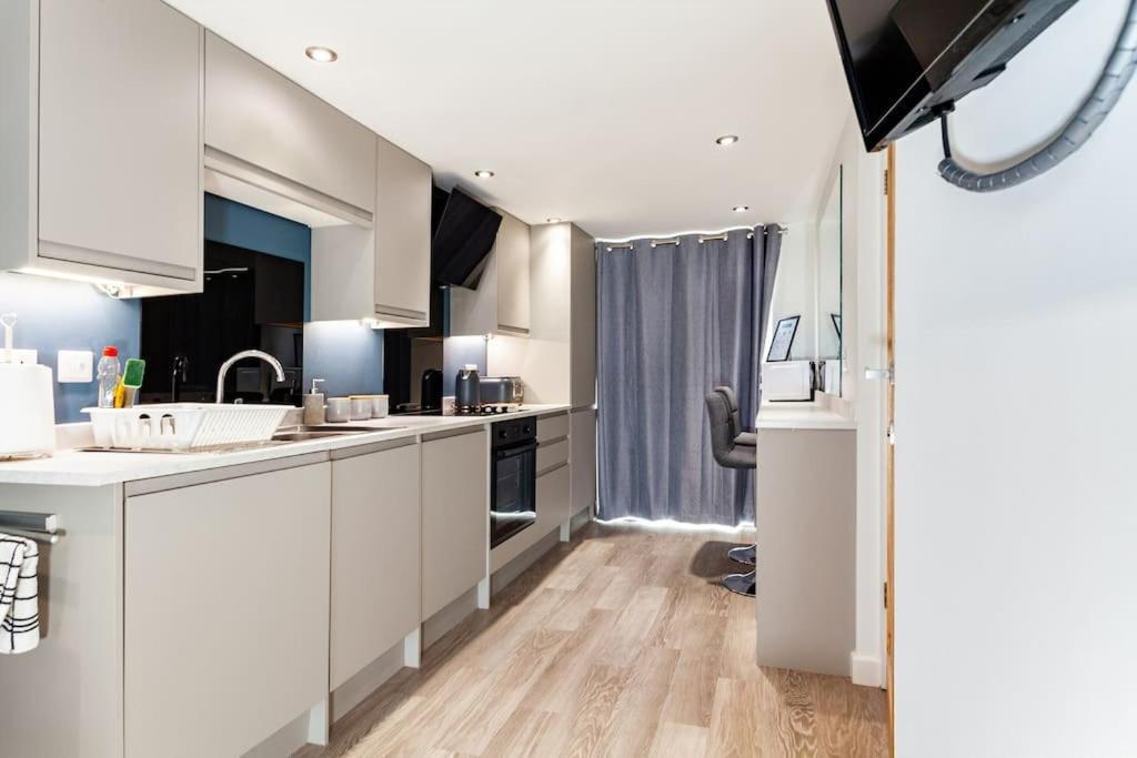 One Bedroom Apartment, Driveway, Bracknell Centre ภายนอก รูปภาพ