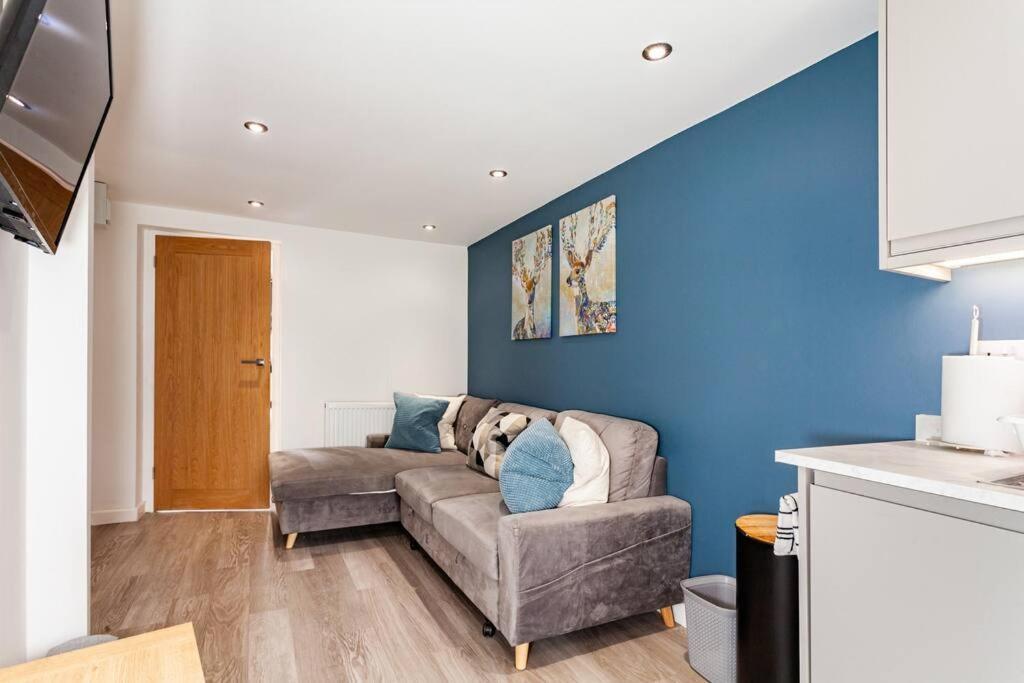One Bedroom Apartment, Driveway, Bracknell Centre ภายนอก รูปภาพ