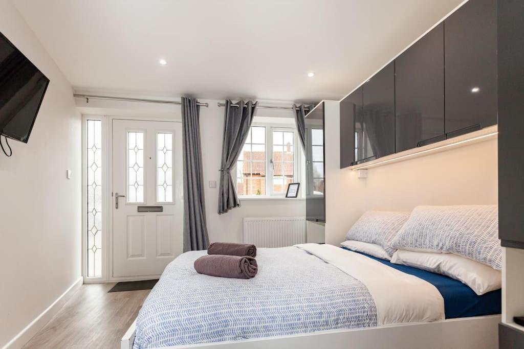 One Bedroom Apartment, Driveway, Bracknell Centre ภายนอก รูปภาพ