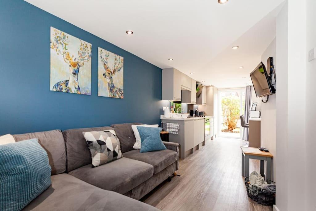 One Bedroom Apartment, Driveway, Bracknell Centre ภายนอก รูปภาพ
