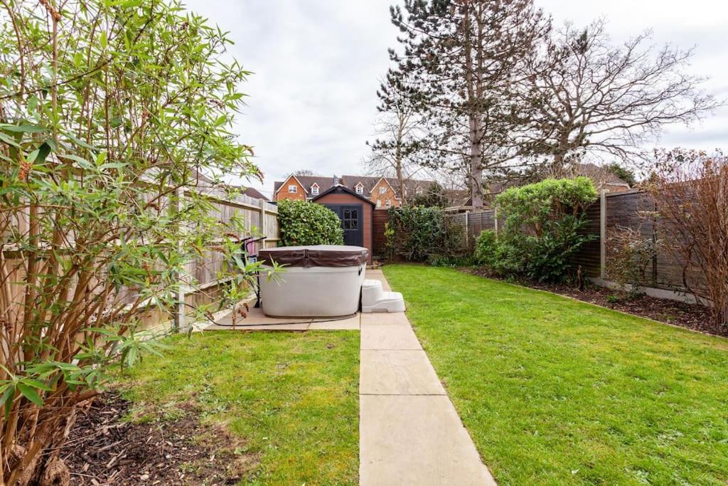 One Bedroom Apartment, Driveway, Bracknell Centre ภายนอก รูปภาพ